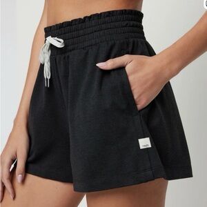Vuori Boxy Short in Black Heather